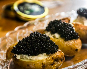 Gevulde aardappeltjes met kaviaar